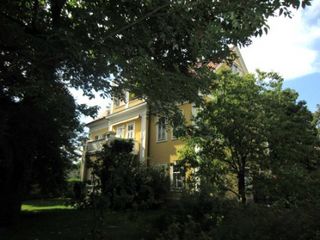 Die Villa, versteckt im Garten (Foto Laukhardt 2011)
