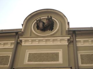 Pferdeköpfe unter dem Giebel (Foto Laukhardt 2010)