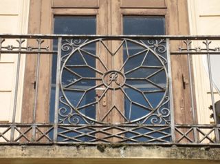 Balkongitter mit "AP" (Foto Laukhardt 2010)