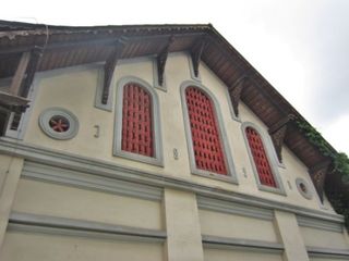 Das Wirtschaftsgebäude mit Stadelluken (Foto Laukhardt 2010)