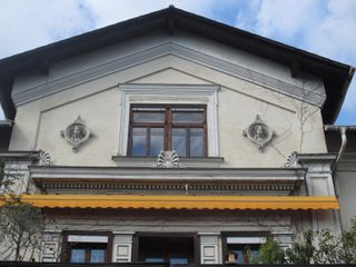 Giebel und Balkon(Foto Laukhardt 2011)