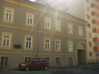 Straßenfassade (Foto Laukhardt 2002)