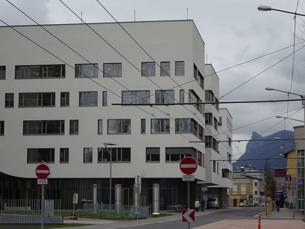 Datei:Paracelsusuniversität und Umgebung 4.JPG