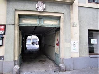 Einfahrt mit Wappen 2010