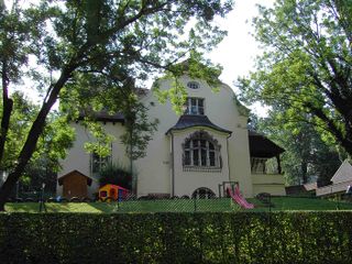 Die bedrängte Villa (Foto Resch 2012)
