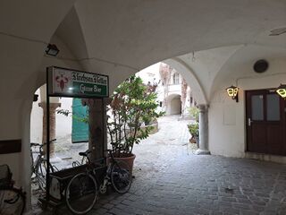 Einfahrtshalle: Säulen mit ionischen Kapitellen 2023