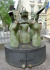 Daniel Spoerri vor der Konditorei Phillip