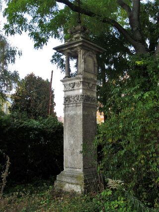 Kreuzsäule , im Garten versteckt 2016