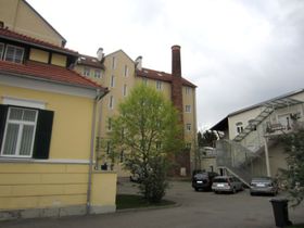 Ehemalige Fabriksgebäude und Schlot - 2011