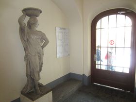 Frauenstatue im Stiegenhaus (Laukhardt) - 2004