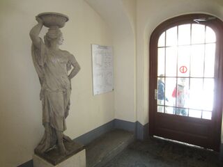 Frauenstatue im Stiegenhaus (Laukhardt) 2004