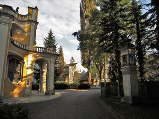 Kreuzsäule gegenüber der Kirche 2016