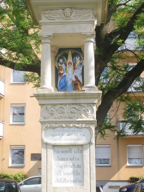 Datei:Grimmgasse 9, Kreuzsäule.JPG