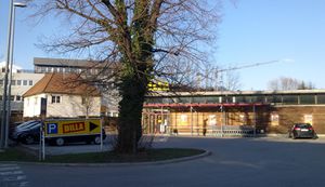 Parkplatz und Supermarkt anstelle der Villa - 2013