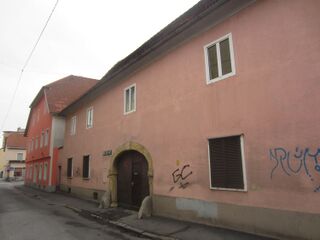 Straßenfassade mit Portal 2015