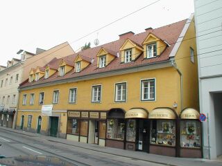 Straßenfront Agis 2002