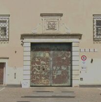 Einfahrt mit Wappen - 2023