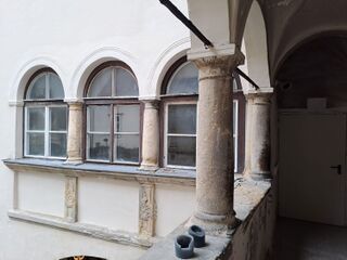 Loggia-Säulen mit Eckblatt-Kapitellen 2023