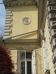 Garteneingang mit Medaillon (Foto Laukhardt 2012)