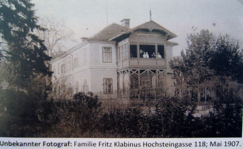Datei:Hochsteingasse 118, Familie Klabinus.JPG