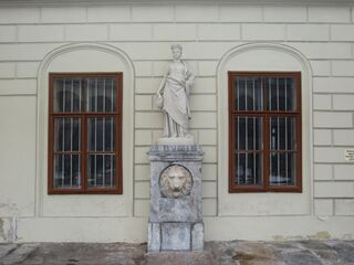 Nymphen-Statue und Löwe 2013