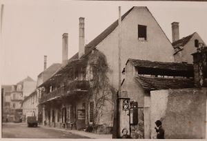 Vor dem Wohnhaus Prankergasse 21 - 1938