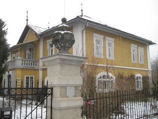 Einfahrt und Villa(Foto Laukhardt 2011)