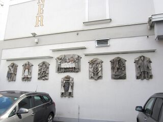 Plastiken an Nordfront (Foto Laukhardt 2012)