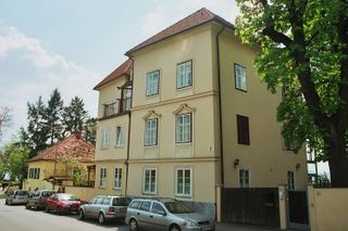 Hauptbau von NO vorher (Foto Weidenhoffer)