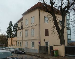 Verfallendes Pförtnerhaus