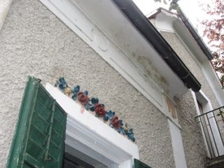 Fassaden-Detail mit Blumengirlanden Laukhardt 2011)