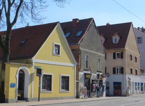 Haus etwas renovierungsbedürftig, hier in der Mitte - 2015