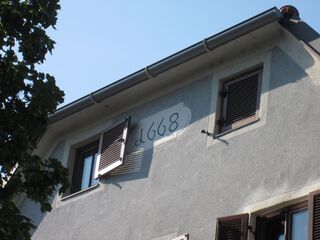 Inschrift unter dem Giebel 1668 (Foto Laukhardt 2011)