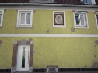 Eingang mit Madonnenbild (Foto Laukhardt 2011)