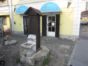 Brunnen und spielendes Kind - 2014