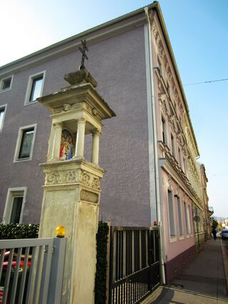 Kreuzsäule neben der Straße 2016