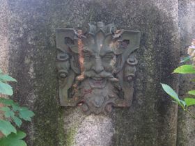 Zwei der acht Maskarons