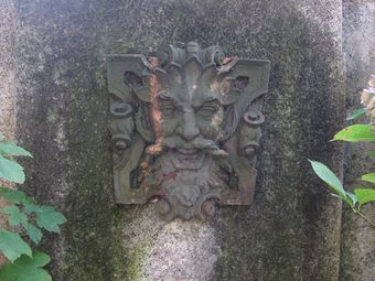 Einer der sieben Maskarons (Laukhardt 2011)