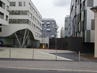 Paracelsus Medizinische Privatuniversität (PMU) im Vordergrund und Wohnbauten im Hintergrund 2015