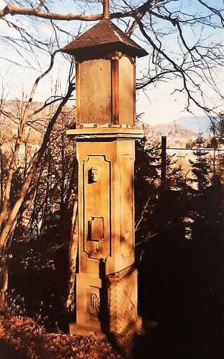 Säule (aus: Reiter, Wetzelsdorf) 2001