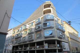 in der Bauphase, die Ecke Burggasse-Einspinnergasse 2018