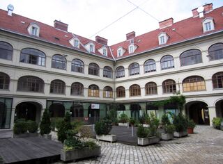 Innenhof mit Gastgarten (Laukhardt) 2014
