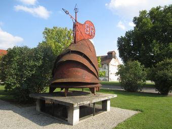 Kaminaufsatz unter Platanen(Foto Laukhardt 2011)