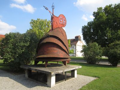 Kaminaufsatz unter Platanen(Foto Laukhardt 2011)