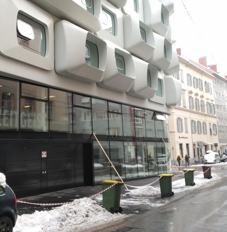 Datei:Kommod 01 absperrung detail.jpg