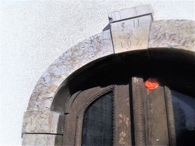 Portal mit Inschrift S: M: No. 197. 1803 - 2019